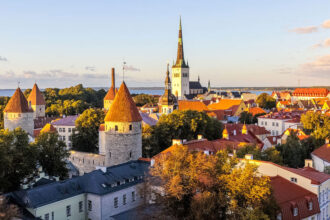 Blick über die Altstadt von Tallinn im Sonnenuntergang von der Aussichtsplattform Patkuli