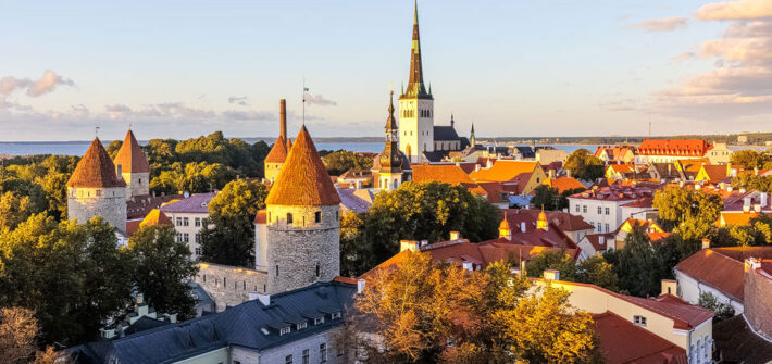 Blick über die Altstadt von Tallinn im Sonnenuntergang von der Aussichtsplattform Patkuli