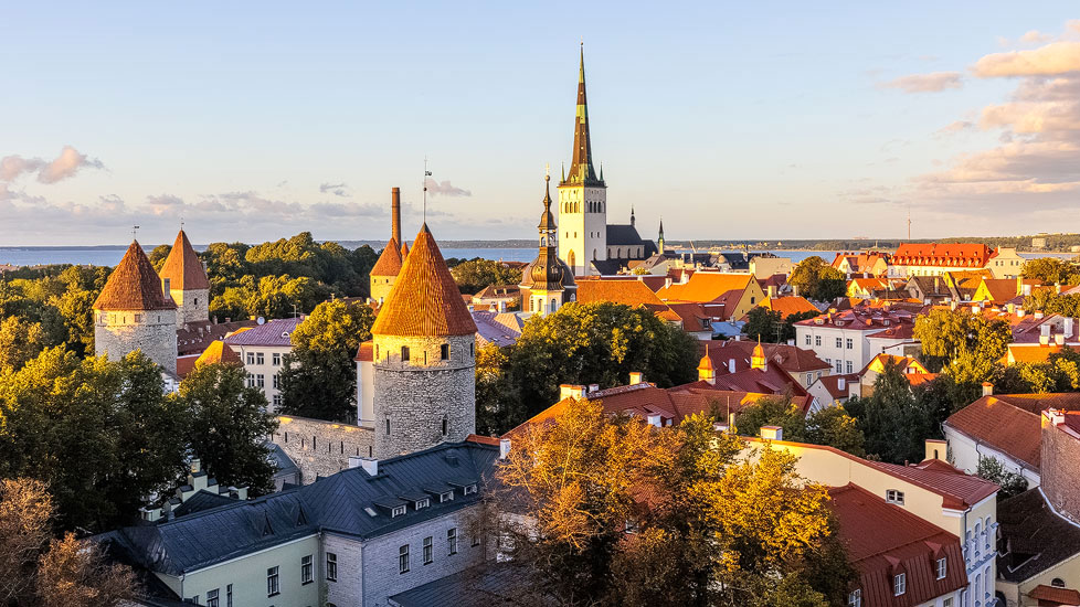 Blick über die Altstadt von Tallinn im Sonnenuntergang von der Aussichtsplattform Patkuli