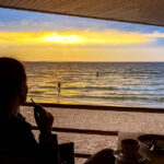 Herrlicher Sonnenuntergang am Stadtstrand Pirita in Tallinn, gesehen aus dem Restaurant St. Patrick’s Pirita Supluse