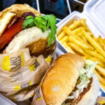 Cheeseburger und Hallumiburger mit Pommes Frites bei VLND Burger in der Markthalle Balti Jaam Turg in Tallinn