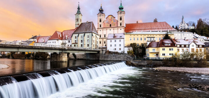 Sonnenaufgang über der Michaelerkirche und dem Fluss Steyr in Steyr, Oberösterreich