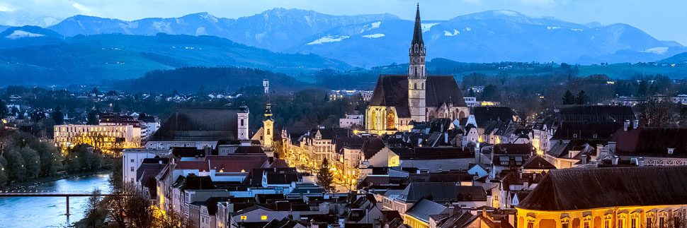 Abendliches Stadtpanorama von Steyr von Aussichtspunkt Tabor aus gesehen