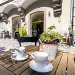 Außenbereich des Café Das kleine Schwarze in Steyr