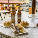 Bratwürstel und Bier bei Doras Würstelstand auf dem Stadtplatz von Steyr