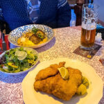 Faschierte Laibchen und Wiener Schnitzel im Wirtshaus Knapp am Eck in Steyr