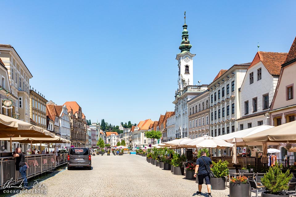 Der Stadtplatz von Steyr mit Rathaus und historischen Häusern