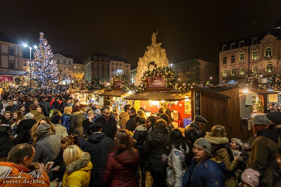 Menschen auf dem Weihnachtsmarkt am Krautmarkt in Brünn