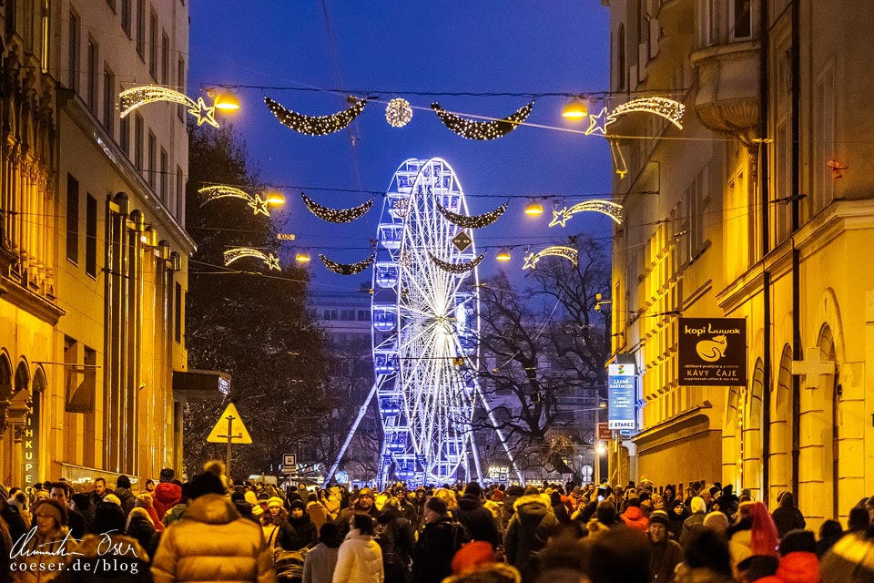 Riesenrad am Weihnachtsmarkt am Mährischen Platz in Brünn