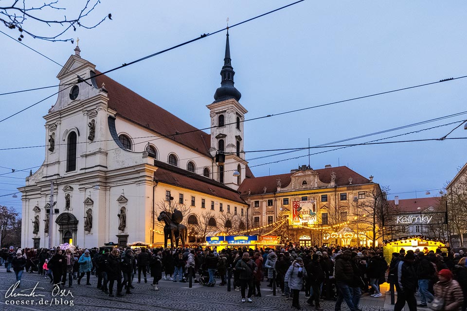 Weihnachtsmarkt am Mährischen Platz vor der St.-Thomas-Kirche in Brünn