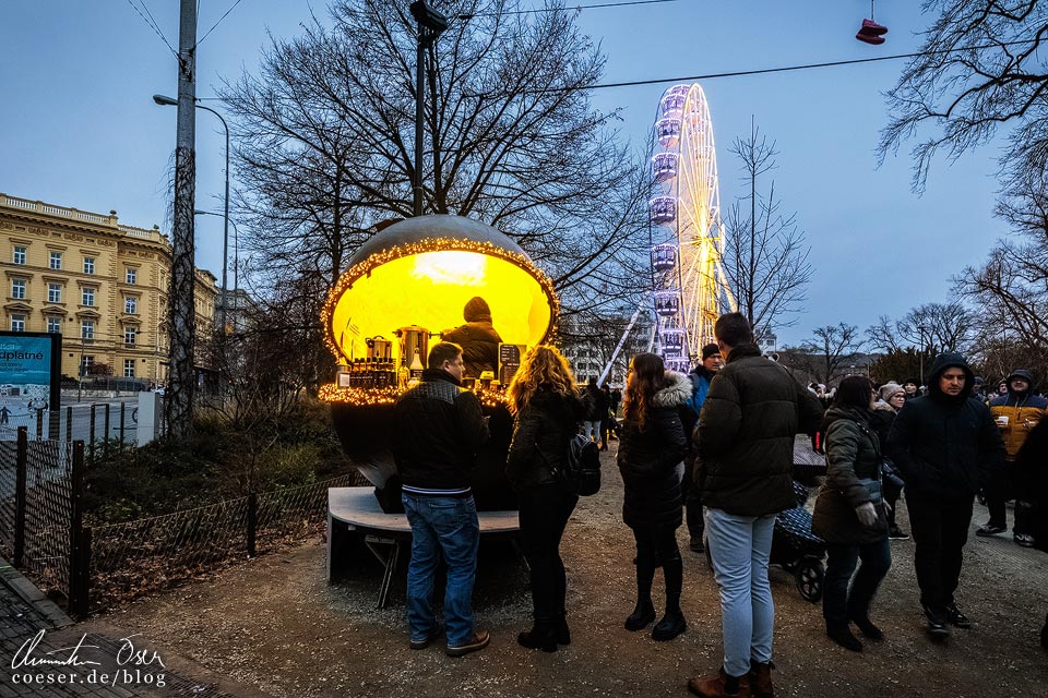 Mobiler Punschstand vor dem Riesenrad am Weihnachtsmarkt Mährischer Platz in Brünn