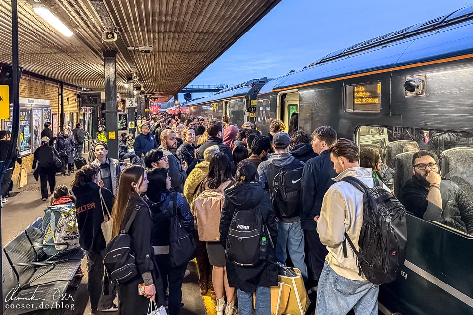 Dutzende Fahrgäste am Bahnhof Oxford auf einem Bahnsteig beim Einsteigen in einen Zug der Great Western Railway nach London