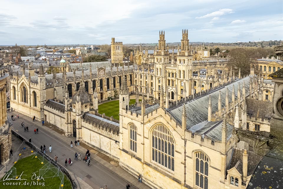Ausblick vom Turm der Kirche Church of St Mary the Virgin in Oxford auf das All Souls College