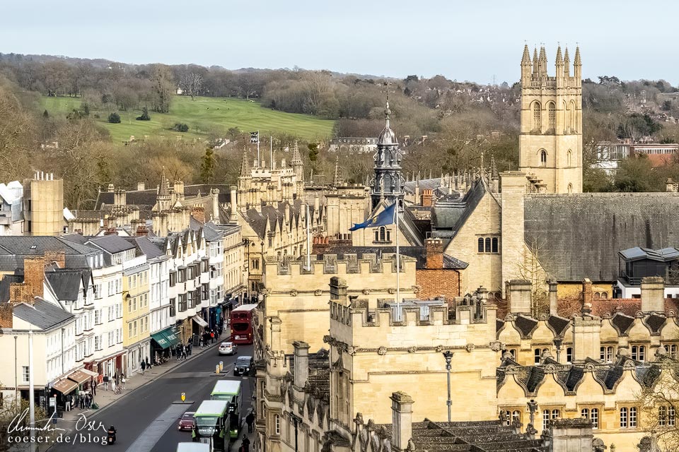 Ausblick vom Turm der Kirche Church of St Mary the Virgin in Oxford auf die Examination Schools und das Magdalen College