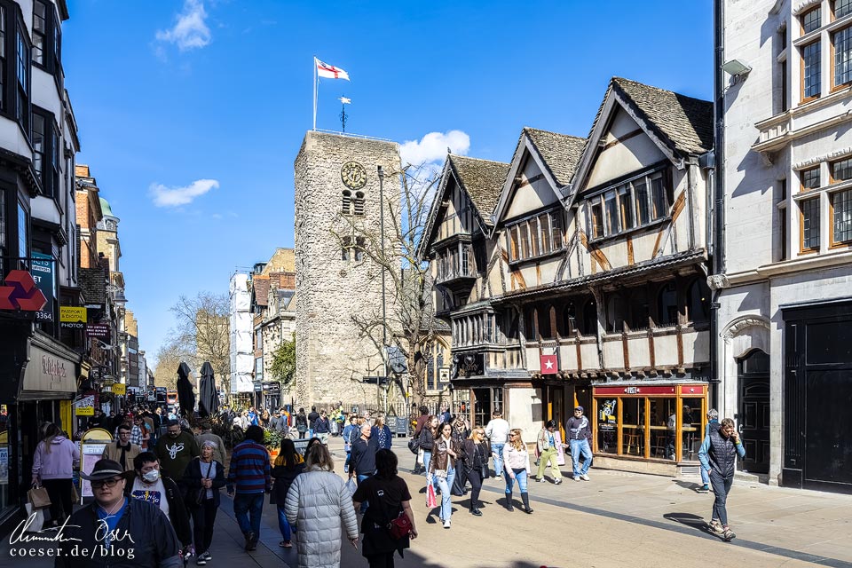 Touristen vor dem North Tower auf der Cornmarket Street in Oxford