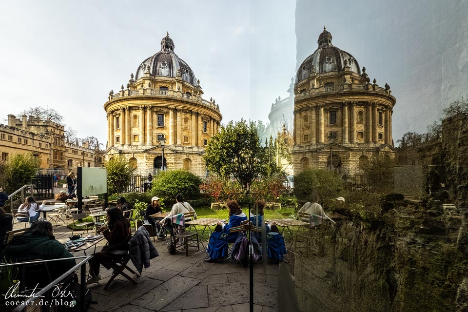 Spiegelung der Radcliffe Camera in Oxford vom Vaults & Garden Café aus gesehen