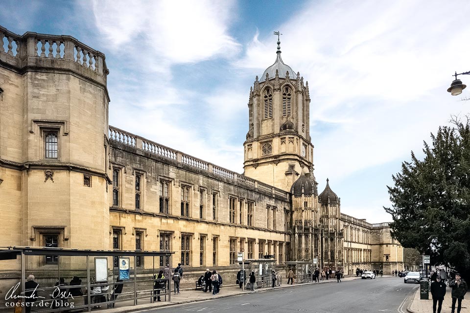 Außenansicht des Christ Church College mit dem Tom Tower in Oxford