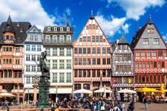 Historische Gebäude und Fassaden am Römerberg in Frankfurt am Main