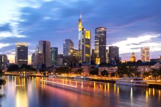 Langzeitbelichtung der abendlich beleuchteten Skyline in Frankfurt am Main