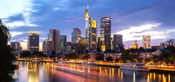 Langzeitbelichtung der abendlich beleuchteten Skyline in Frankfurt am Main