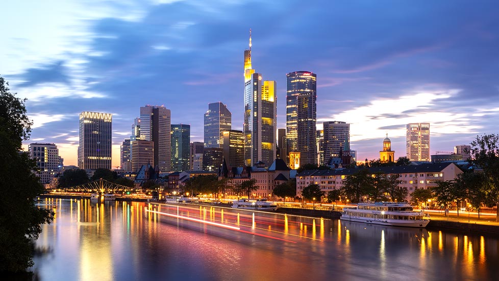 Langzeitbelichtung der abendlich beleuchteten Skyline in Frankfurt am Main