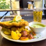 Frankfurter Grüne Soße (Grie Soß) mit Schnitzel und Bratkartoffel in der Gaststätte Atschel in Frankfurt