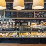 Tortenvitrine in der IIMORI Patisserie in Frankfurt