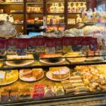 Blick in die Tortenvitrine des Kaffeehaus Goldene Waage in Frankfurt