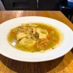 Hühnersuppe und Maultaschen bei der Metzgerei Hoos in der Kleinmarkthalle in Frankfurt
