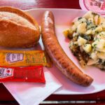 Eine Stadtwurst mit Brötchen in der Gaststätte Alten Limburg in Frankfurt