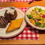 Filetsteak mit Salat im Restaurant Block House in Frankfurt