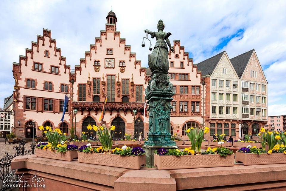 Statue der Justizia im Gerechtigkeitsbrunnen mit Blick auf den Römer (Rathaus) in Frankfurt am Main
