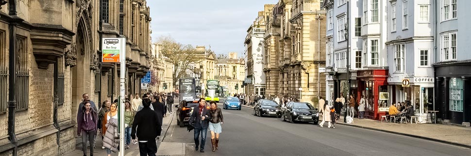 Menschen in der High Street in Oxford