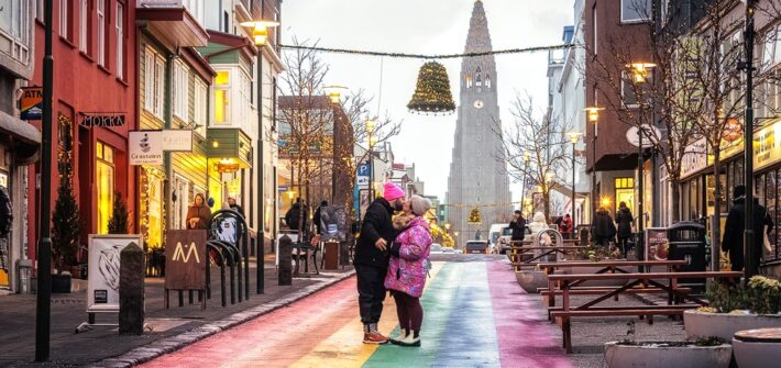 Ein Liebespaar auf der Regenbogenstraße mit Blick auf die Hallgrimskirche in Reykjavik