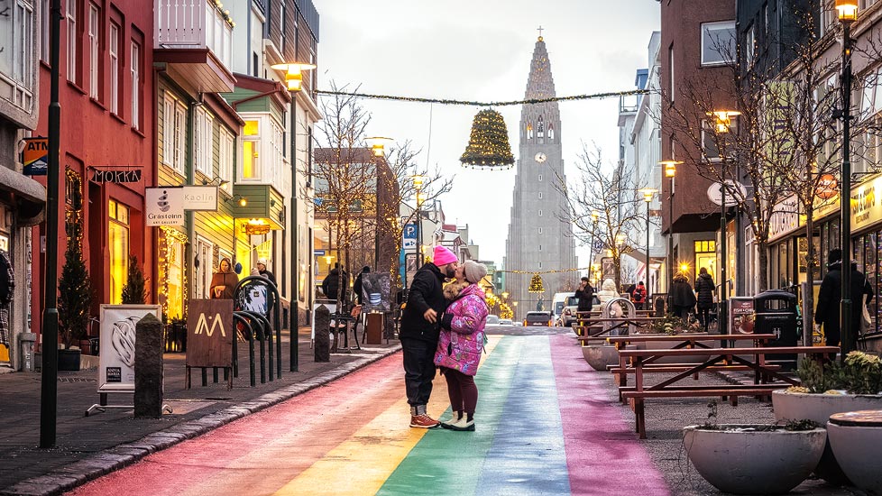 Ein Liebespaar auf der Regenbogenstraße mit Blick auf die Hallgrimskirche in Reykjavik