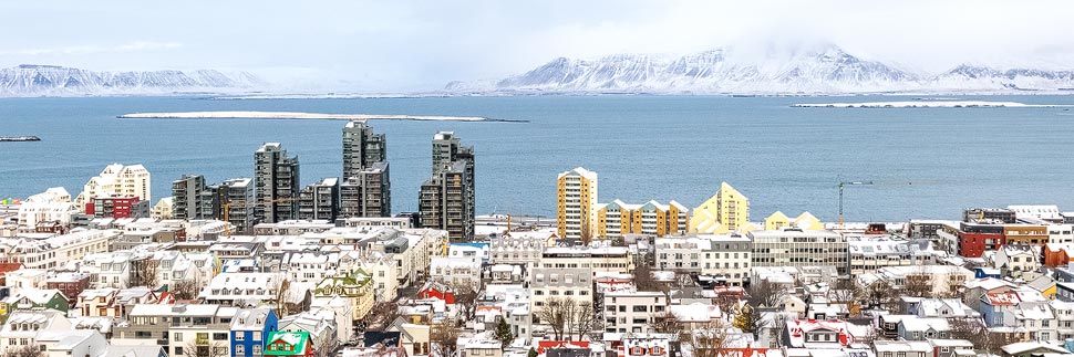 Stadtansicht von Reykjavik im Winter mit dem Berg Esjan im Hintergrund