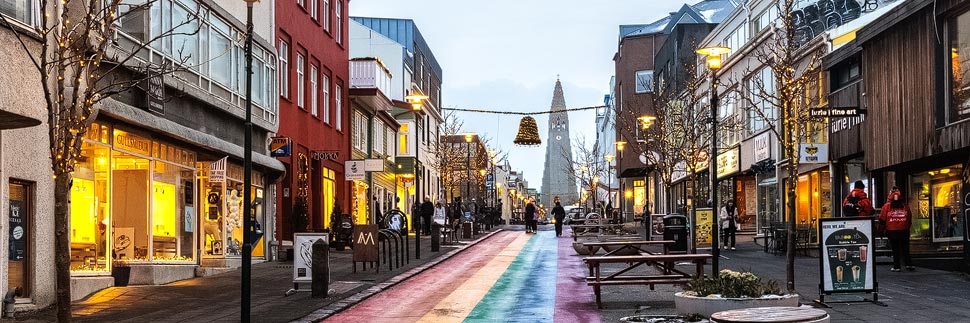 Die Regenbogenstraße mit Blick auf die Hallgrimskirche in Reykjavik