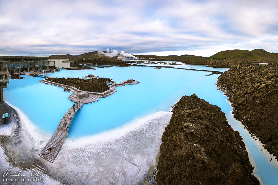 Blick auf das Heißwasserbad Blaue Lagune in Island
