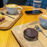 Himbeerschnitte und skandinavischer Sara-Keks im Café Te & Kaffi in Reykjavik