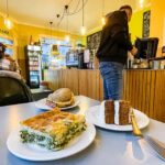 Spinatstrudel, Bagel und Karottenkuchen im Café Wake and Bake in Reykjavik