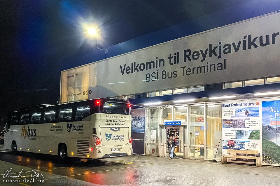 Flughafenbus Flybus am Busterminal BSI in Reykjavik