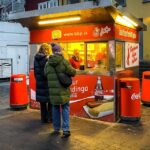 Isländisches Hot Dog am Kiosk Bæjarins Beztu Pylsur in Reykjavik