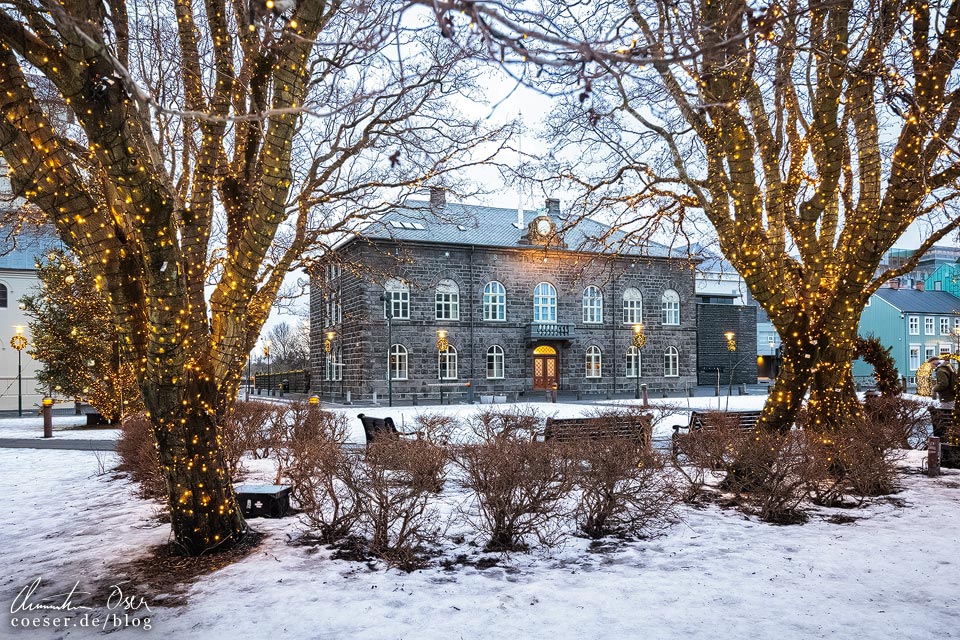 Das isländische Parlament in Reykjavik im Winter