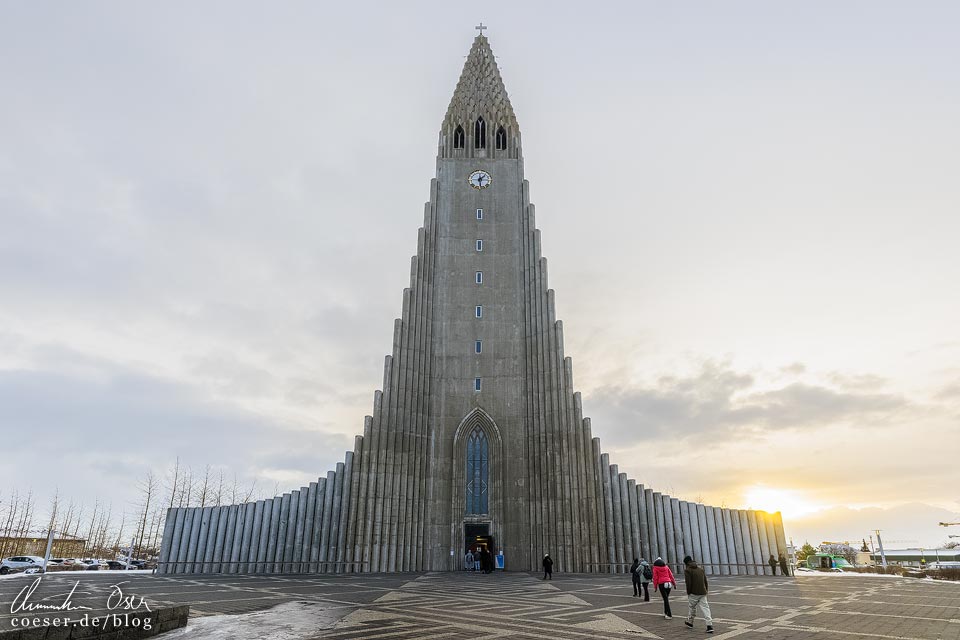Außenansicht der Hallgrimskirche (Hallgrímskirkja) in Reykjavik