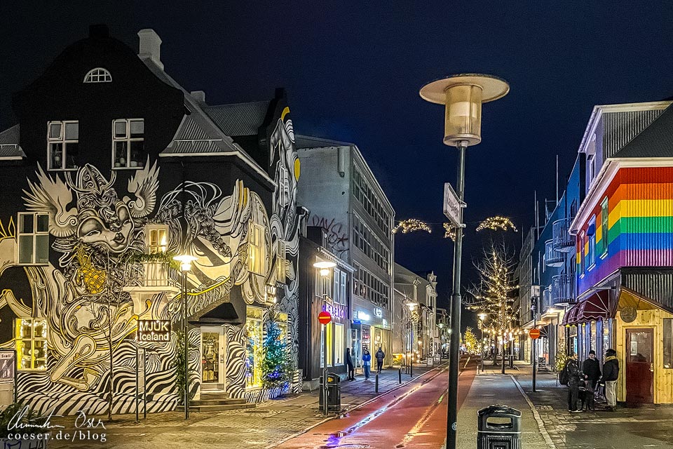 Abendaufnahme der Fußgängerzone Laugavegur in Reykjavik
