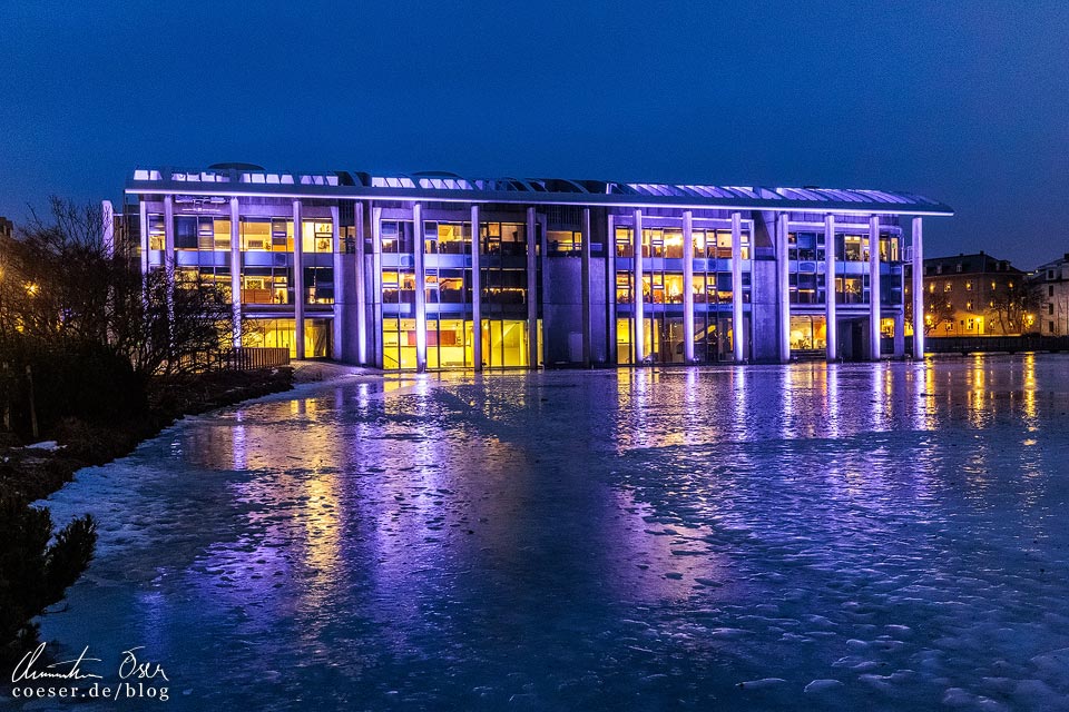 Das beleuchtete Rathaus von Reykjavik