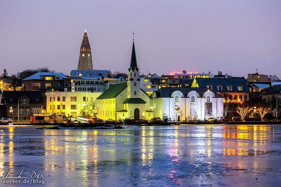Abendlich beleuchtete Stadtansicht von Reykjavik mit Hallgrimskirche