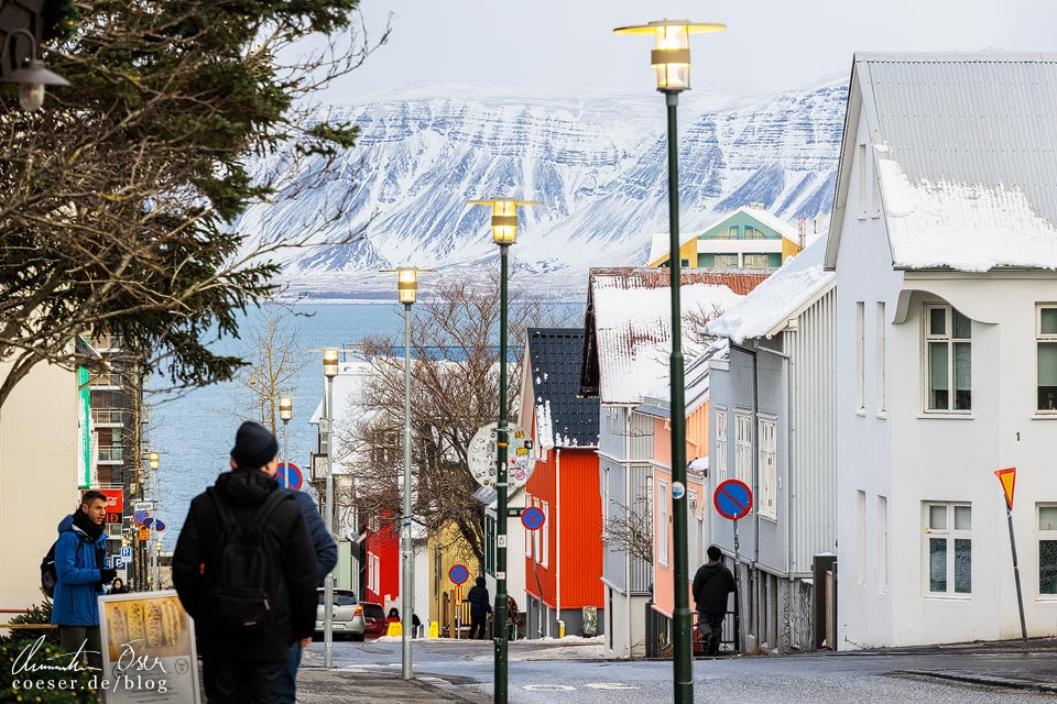 Richtung Meer abfallende Straße in Reykjavik im Winter