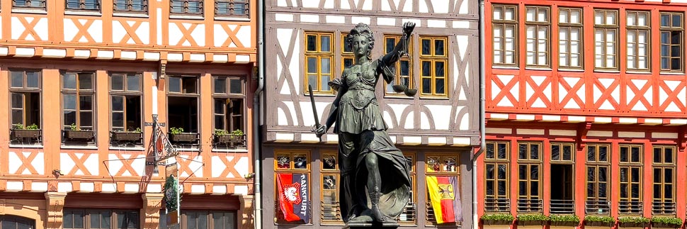 Justizia-Statue im Gerechtigkeitsbrunnen auf dem Römerberg in Frankfurt am Main