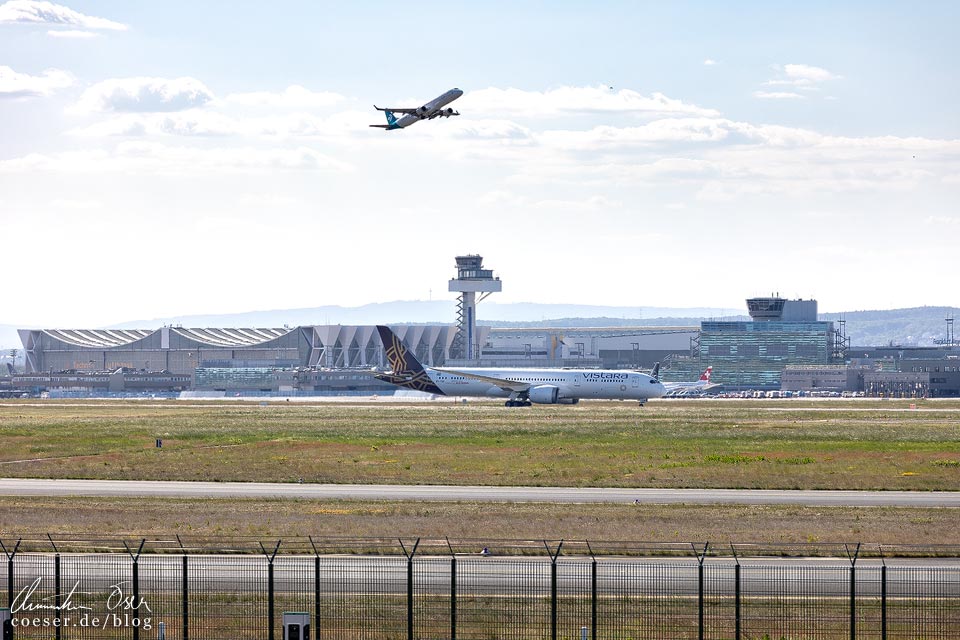 Planespotting am Flughafen Frankfurt vom Aussichtspunkt Luftbrücke